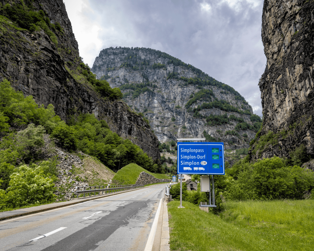 Der Simplonpass ist eine wichtige Verbindung zwischen der Schweiz (Wallis) und Italien (Mailand und Mittelmeer) und dementsprechend stark befahren.