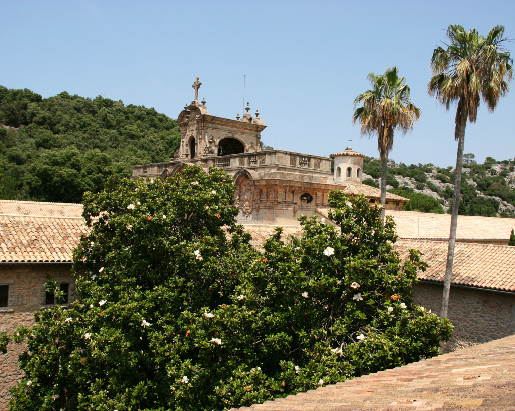 Das Santuari de Santa Maria de Lluc (kastilisch Santuario de Santa María de Lluch), so der vollständige Name, ist ein Wallfahrtsort im Gebirge der Serra de Tramuntana im Nordwesten von Mallorca.