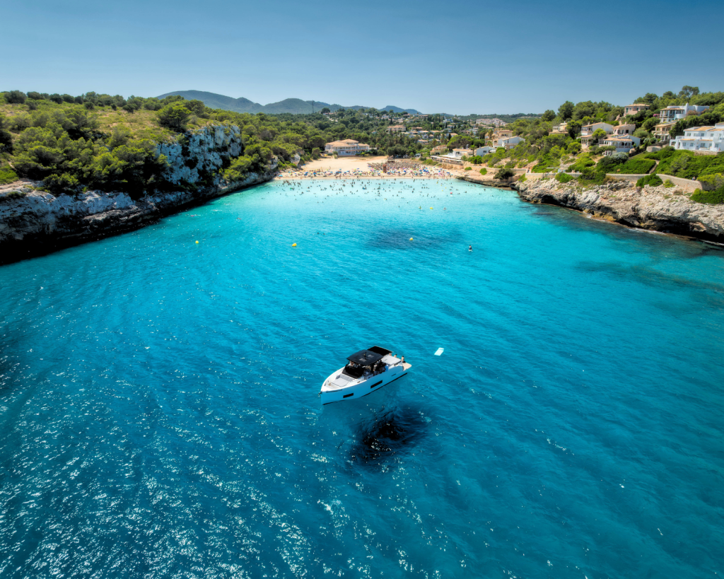 Das umliegende Land von Manacor hat wunderschöne Buchten und Wanderwege.