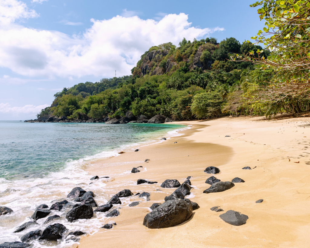 Die Insel Príncipe in Afrika ist bekannt für ihre malerischen Strände, die oft unberührt und einsam sind.
