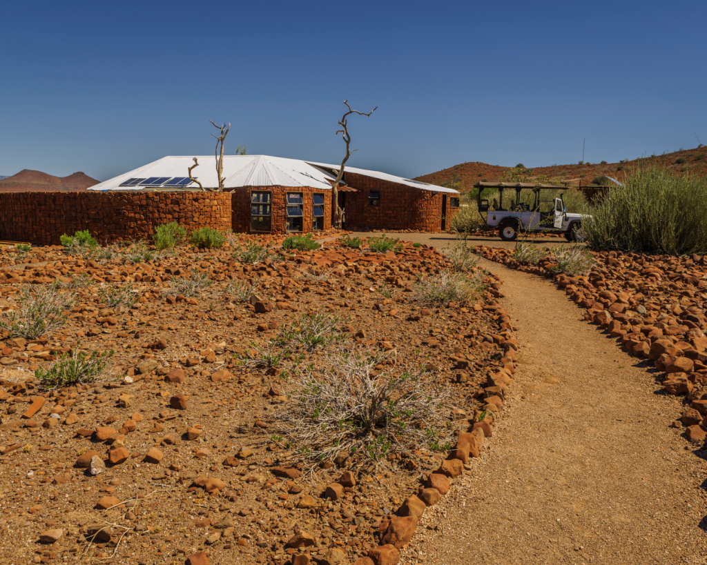 Luxuriöse Lodges gibt es in Namibia genauso wie Campingplätze, sodass du selbst wählen kannst.