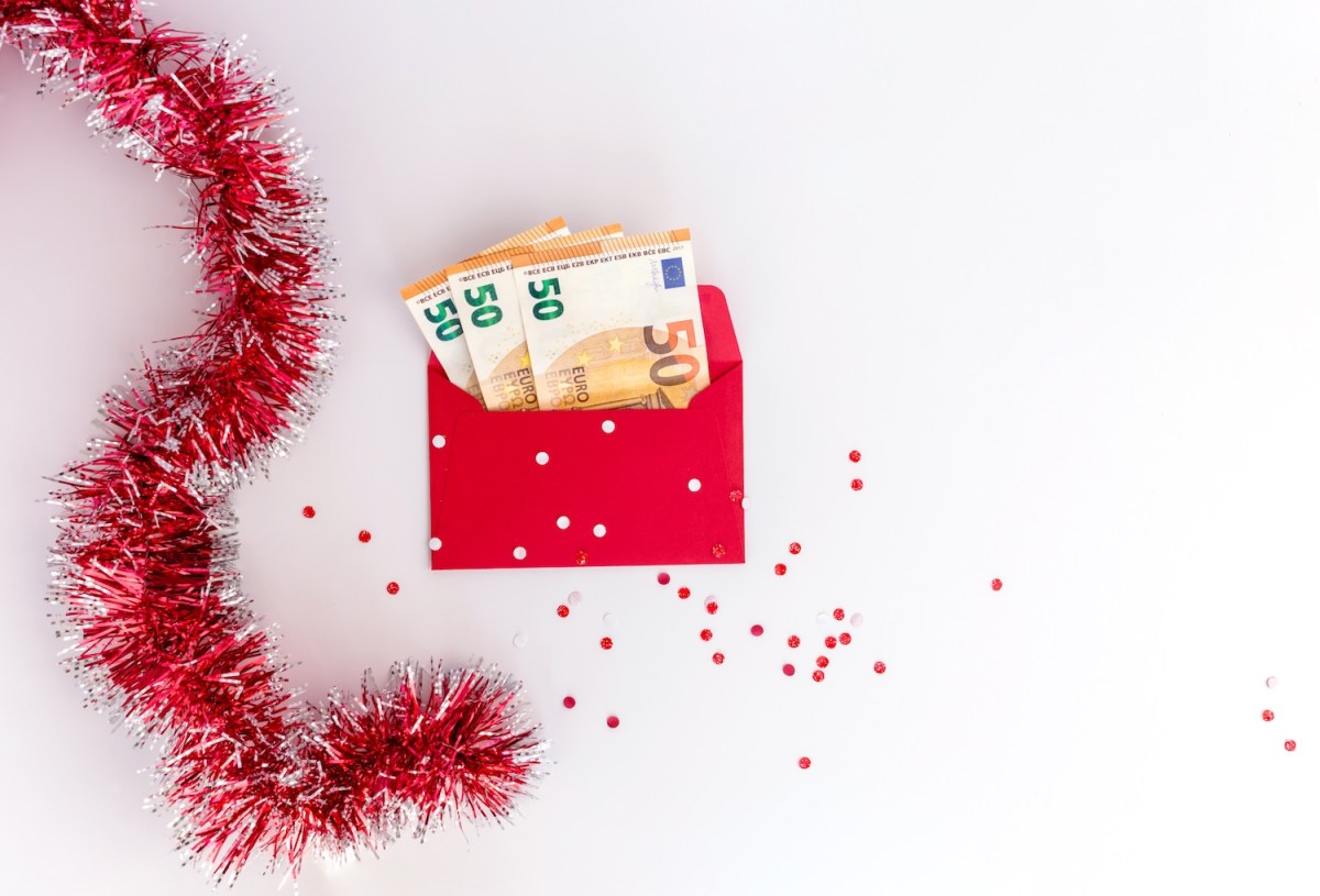 Ein roter Briefumschlag mit 50-Euro-Scheinen.